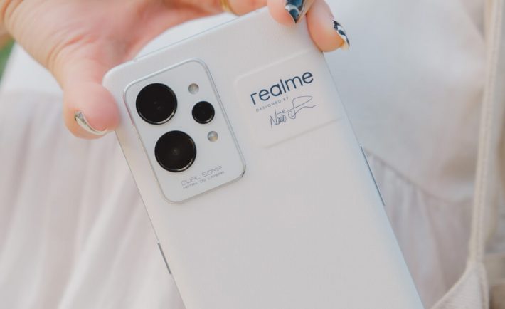 Telefon Realme GT 2 Pro od tyłu. Biały.