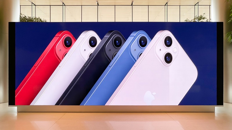 iPhone 13 mini w pięciu wariantach kolorystycznych