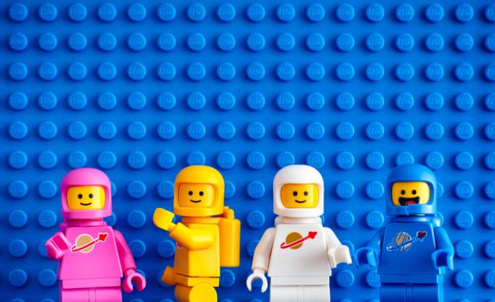 Cztery figurki LEGO na niebieskim tle,