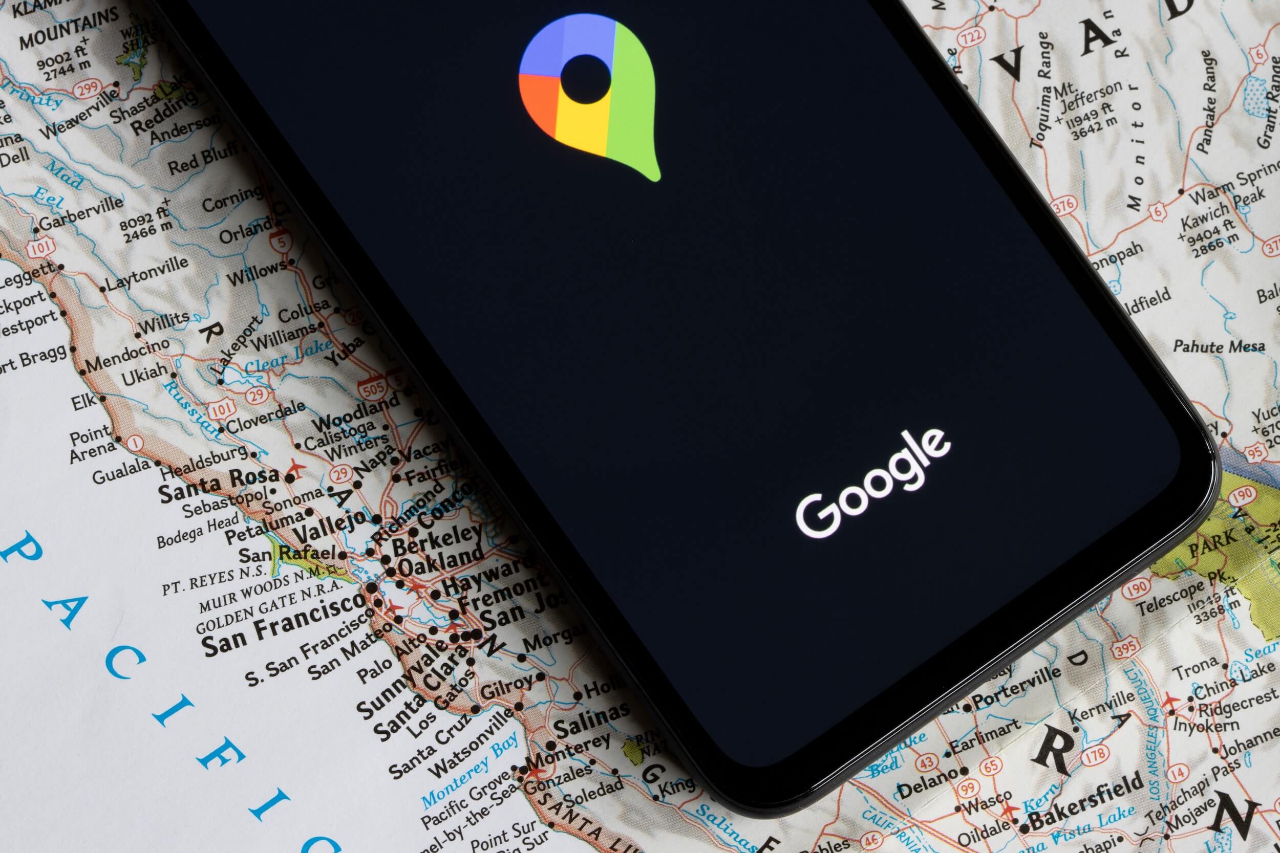 smartfon z logo Google Maps na mapie