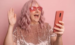 Kobieta w różowych włosach, robiąca sobie selfie.