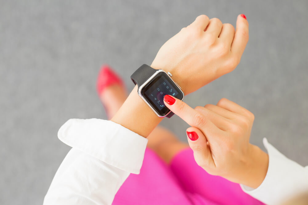 Smartwatch na kobiecej dłoni.